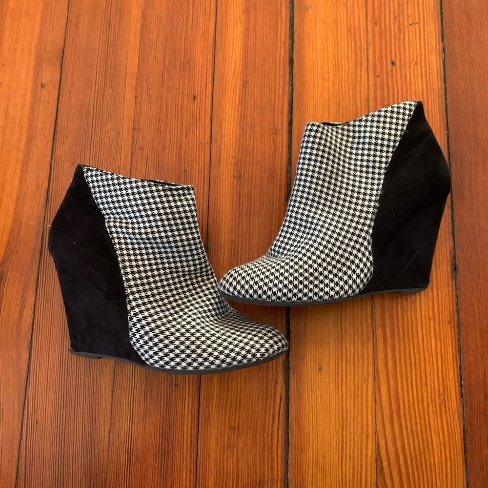 Half black, half black/white houndstooth wedge booties - size 8.5